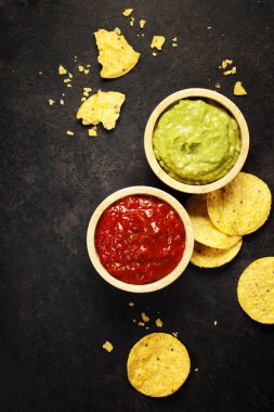 Ev yapımı taze guacomole sos ve sal ile Meksika cips cips