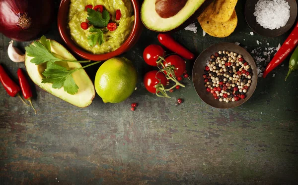 Mangkuk guacamole dengan bahan segar — Stok Foto