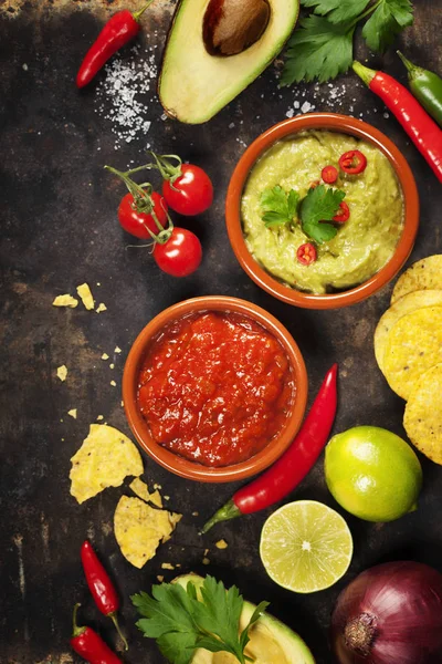 Guacamole maison verte aux chips de tortilla et à la salsa — Photo