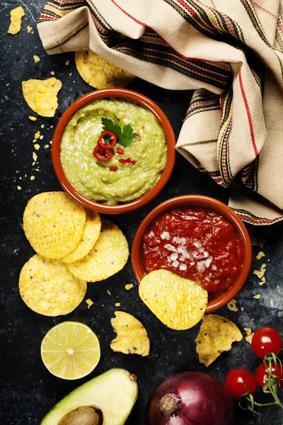 Green Homemade Guacamole with Tortilla Chips and Salsa — Stock Photo, Image