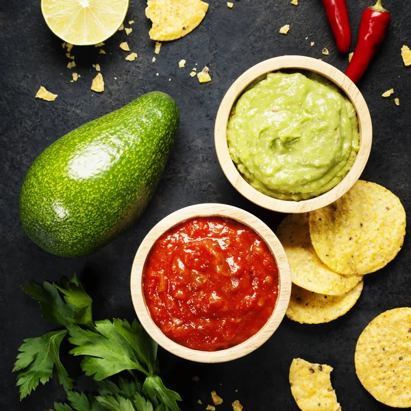 Grön hemmagjord guacamole med tortillachips och salsa — Stockfoto