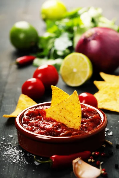 Salsas de salsa fresca con nachos fritos sobre fondo viejo —  Fotos de Stock