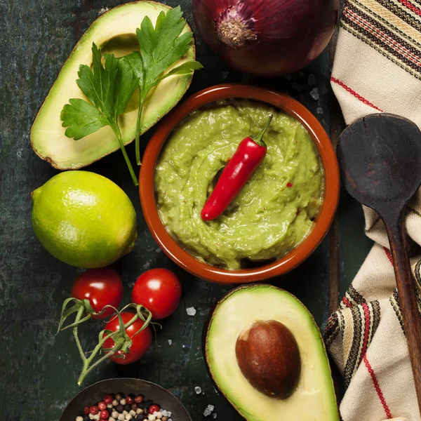 Miskę guacamole ze świeżych składników — Zdjęcie stockowe