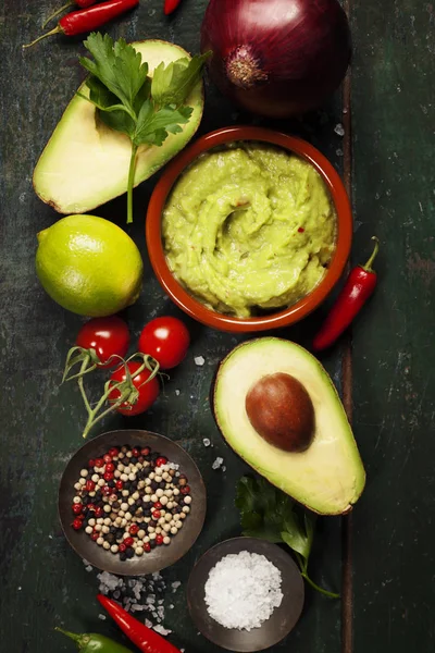 Cuenco de guacamole con ingredientes frescos — Foto de Stock