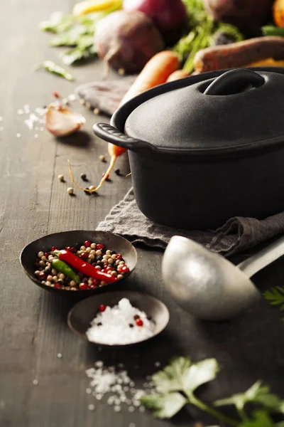 Cast iron pot and vegetables — Stock Photo, Image