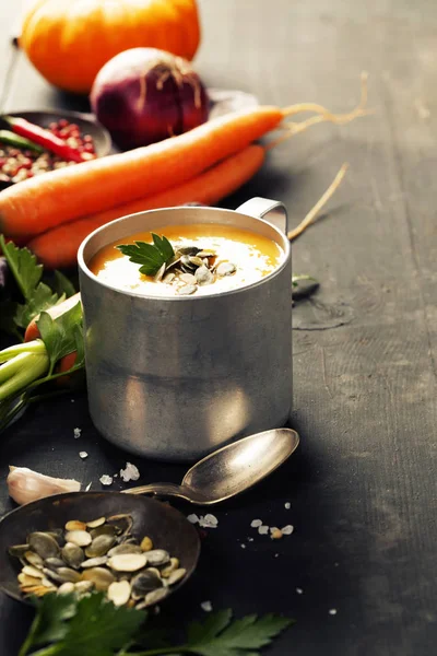 Zuppa di zucca in una pentola di metallo — Foto Stock