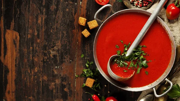 Zelfgemaakte tomatensoep op houten tafel — Stockfoto