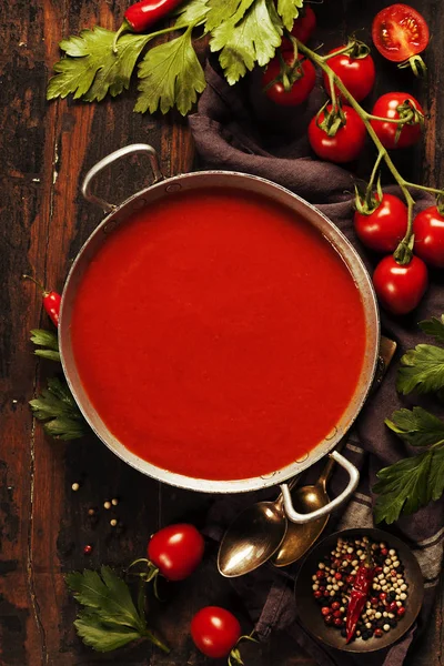 Minestra di pomodoro fatta in casa sul tavolo di legno — Foto Stock