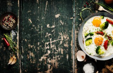 Pan kızarmış yumurta, brokoli ve kiraz domates, üstten görünüm