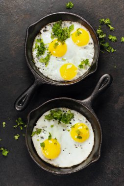 Sahanda yumurta ve otlar ile tava