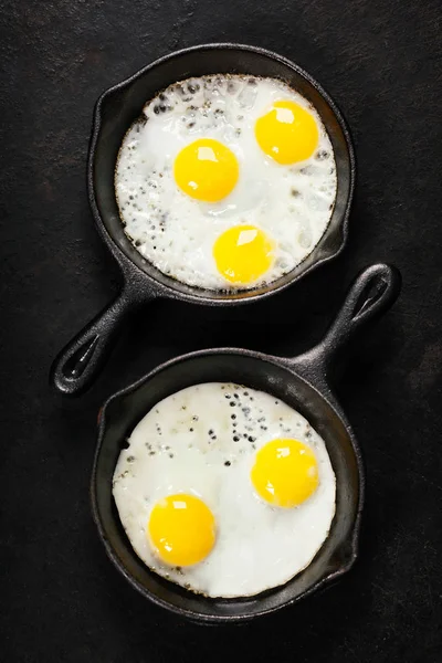 Сковородки с яичницей — стоковое фото