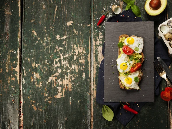 Sandwich de huevo frito: huevos de codorniz, aguacate y queso enteros —  Fotos de Stock