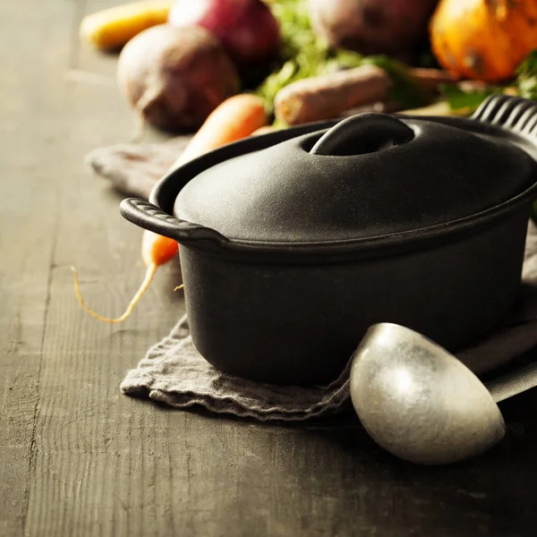 Olla de hierro fundido y verduras —  Fotos de Stock