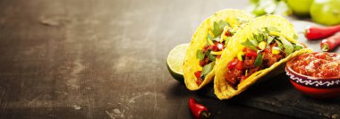 Meksika tacoları, et, fasulye ve salsa.