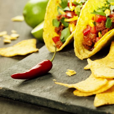 Meksika cips cips ve et, fasulye ve salsa ile tacos