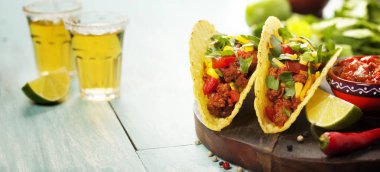 Meksika cips cips ve et, fasulye ve salsa ile tacos