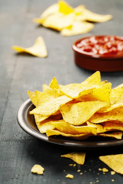 Nachos salsa sos ile — Stok fotoğraf