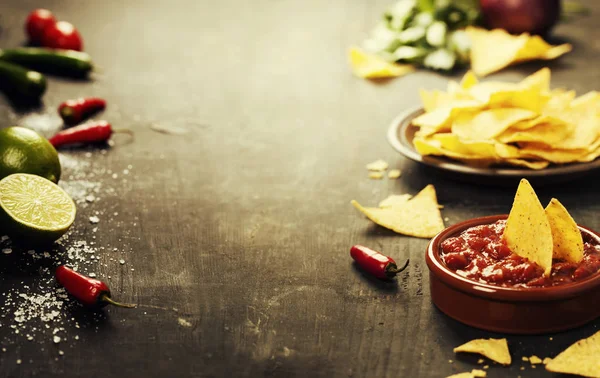 Nachos zöldségekkel és dip — Stock Fotó