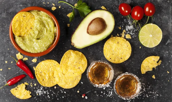 Cuenco de nachos mexicanos con salsa casera de guacomole fresca — Foto de Stock