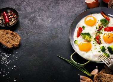 Pan kızarmış yumurta, brokoli ve kiraz domates, üstten görünüm