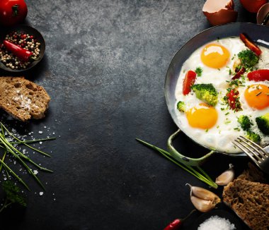 Pan kızarmış yumurta, brokoli ve kiraz domates, üstten görünüm