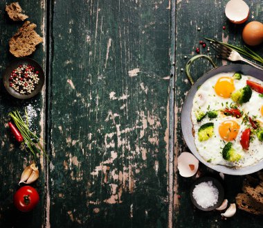Pan kızarmış yumurta, brokoli ve kiraz domates, üstten görünüm