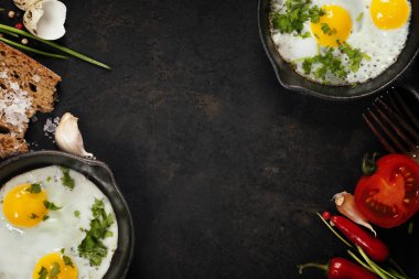 Kızarmış yumurtalı tava