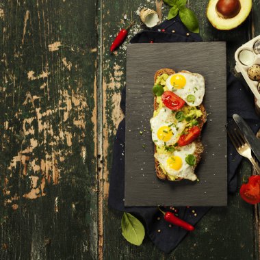 Kızarmış yumurtalı sandviç: Bıldırcın yumurta, avokado ve bütün whea peynir