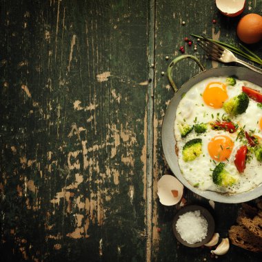 Pan kızarmış yumurta, brokoli ve kiraz domates, üstten görünüm