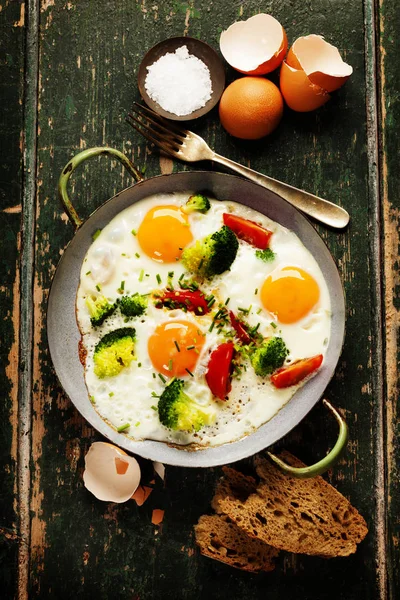 Sartén de huevos fritos, brócoli y tomates cherry, vista superior —  Fotos de Stock