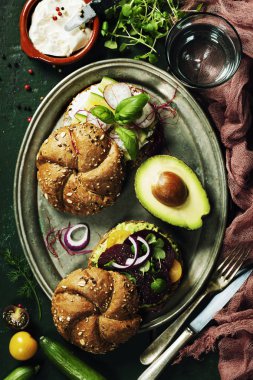 Koyu arka plan üzerinde sağlıklı sandviç