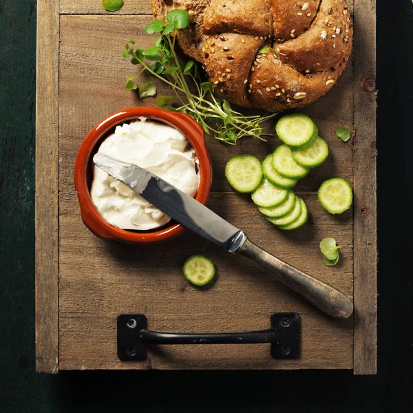 Hausgemachtes Brot und frische Zutaten für die vegetarische Küche — Stockfoto