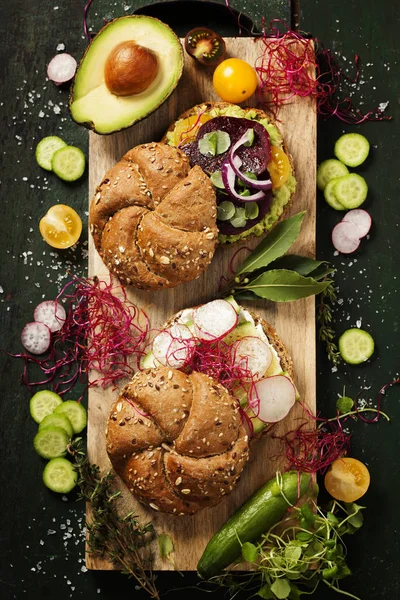 Sándwiches saludables sobre fondo oscuro —  Fotos de Stock