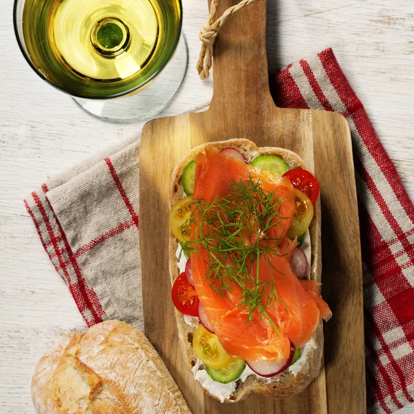 Sandwich con salmón, pepino, queso crema, eneldo y tomate —  Fotos de Stock