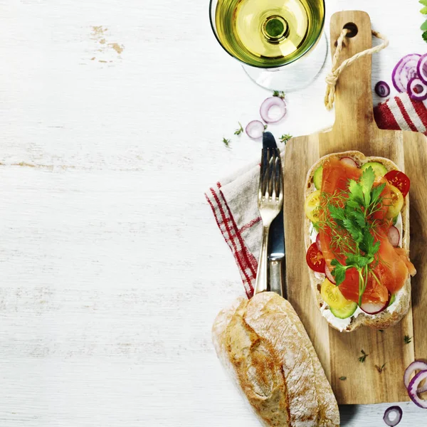Sandwich mit Lachs, Gurken, Frischkäse, Dill und Tomaten — Stockfoto