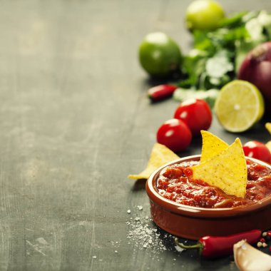 Eski arka plan üzerinde cips cips ile taze salsa dips