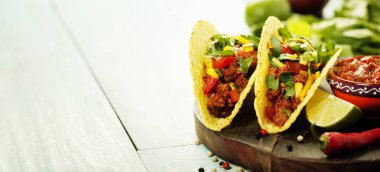 Meksika cips cips ve et, fasulye ve salsa ile tacos