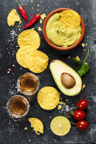 Tigela de chips nachos mexicanos com molho guacamole fresco caseiro — Fotografia de Stock