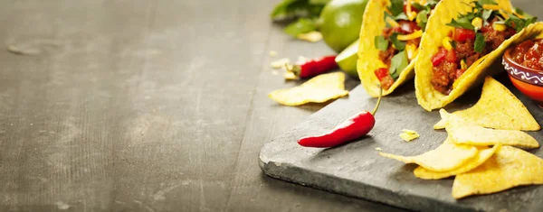 Meksika cips cips ve et, fasulye ve salsa ile tacos — Stok fotoğraf