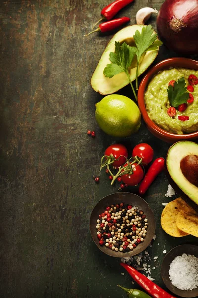 Mísa guacamole s čerstvými ingrediencemi — Stock fotografie