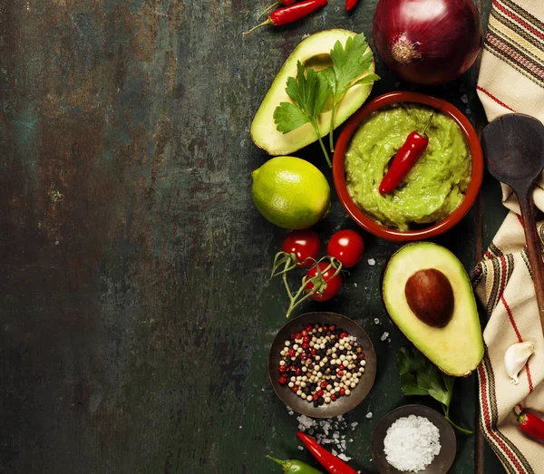 Miskę guacamole ze świeżych składników — Zdjęcie stockowe