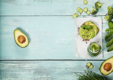 Mavi arka plan üzerinde sağlıklı sandviç