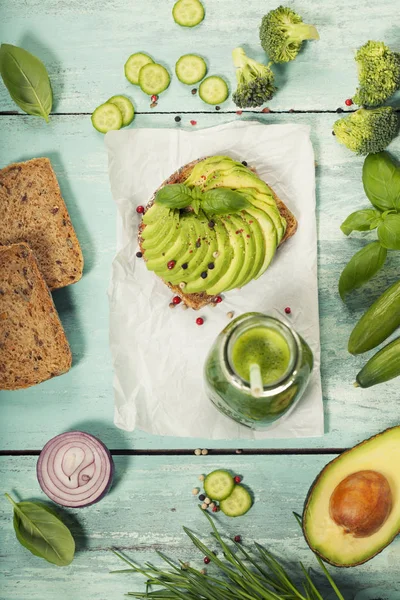 Hälsosamma smörgåsar på blå bakgrund — Stockfoto