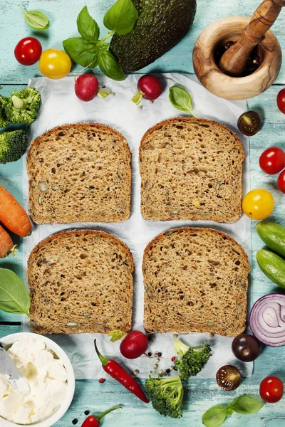 Здорові бутерброди на синьому фоні — стокове фото