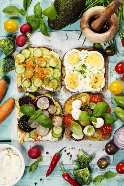 Sándwiches saludables sobre fondo azul —  Fotos de Stock