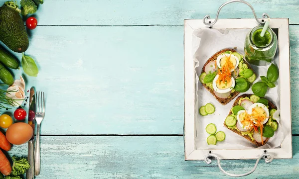 Mavi arka plan üzerinde sağlıklı sandviç — Stok fotoğraf