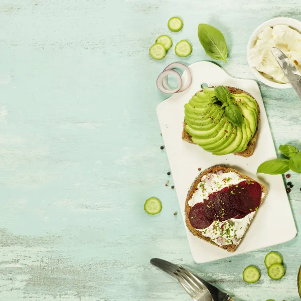 Sándwiches saludables sobre fondo azul —  Fotos de Stock