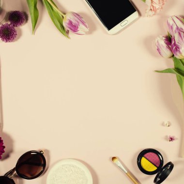 Yaratıcı güzellik kadınsı aranjman çiçek ve kozmetik