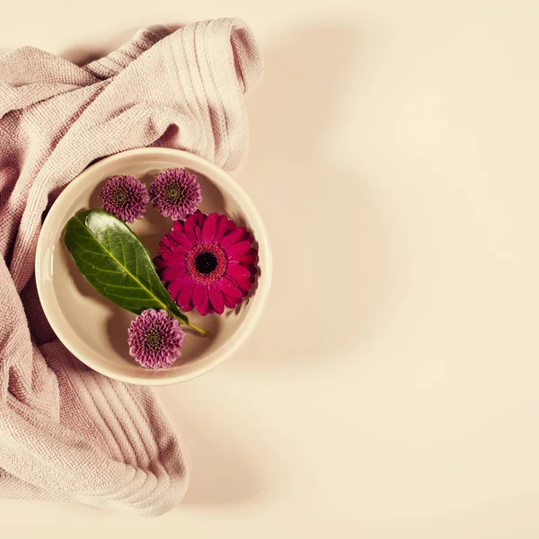 Fond de spa avec des fleurs et serviette — Photo