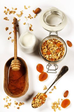 Sağlıklı kahvaltı - ev yapımı granola, bal ve süt